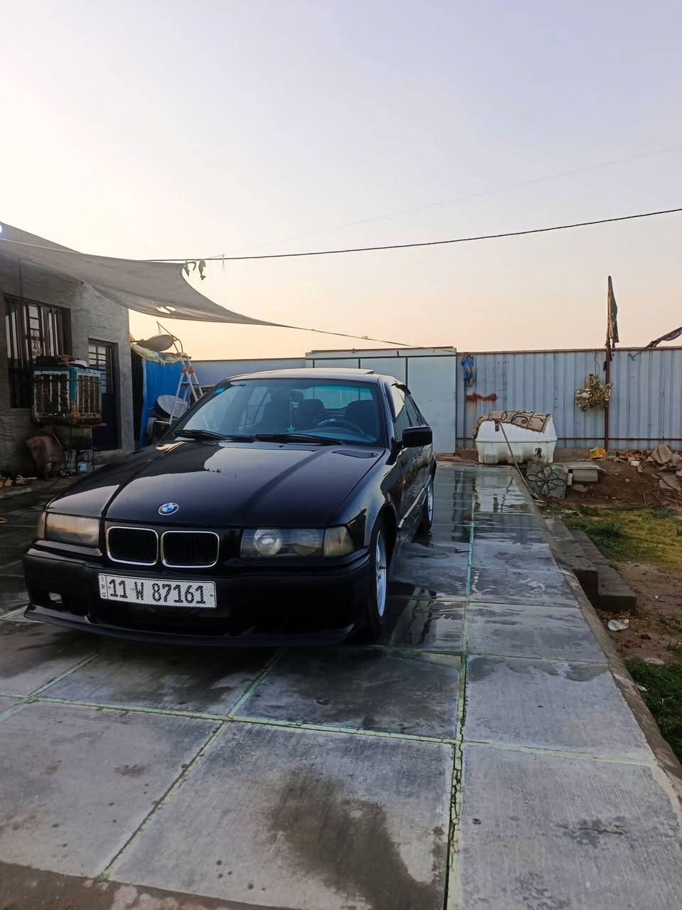 BMW E36
موديل 1992 
لون اسود غير محدد 
رقم بغداد انكليزي

مكينه 4 سلندر بلاديه خير من الله لا تنقيص لا تبخير
كير عادي 5 نمر
فتحة سقف 
كهربائيات خير من الله كلها شغاله 
بدون حادث قوي بيها طخات بسيطه ومعمره 
مكاني صويره تبعد عن بغداد 65 كم 
نقصها 
غاز وتنصيب للتبريد
مشط ستيرن يمشي بس يذب دهن عوزه تبديل
السعر 37 
اي استفسار متوفر واتساب واتصال   ***********

