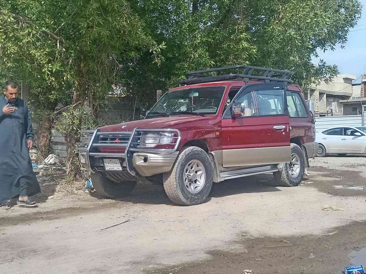 السلام عليكم من رخصة الادمن باجيرو موديل الفين ٢٠٠٠ مكينة وكير اتوماتيك عالشرط بلادي ٣٠٠٠ 6 سلندر بانزين كهربائيات شغالة  جام كهربائي شغال تخم تاير باتري جديد رقم بغداد الماني تحويل ثاني يوم المكان بغداد البياع السعر الاستفسار الاتصال على الرقم ***********
