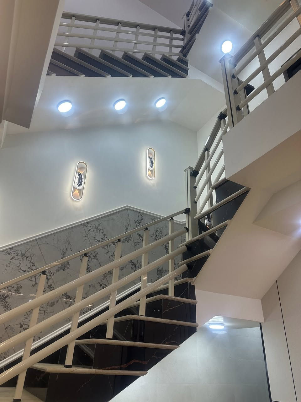 اللهم صلي ع محمد وال محمد للبيع للبيع لبيع 100متر مربعه طابقين  ٤غرف نوم   حي السلام   خلف  مول  الذهب      استفسار اكثر #ارجو #عندك_عقار_وتريد_تعرضه_دزه_النا_ولاتشيل_هم***********اهلاوسهلاارجو #النجفة
