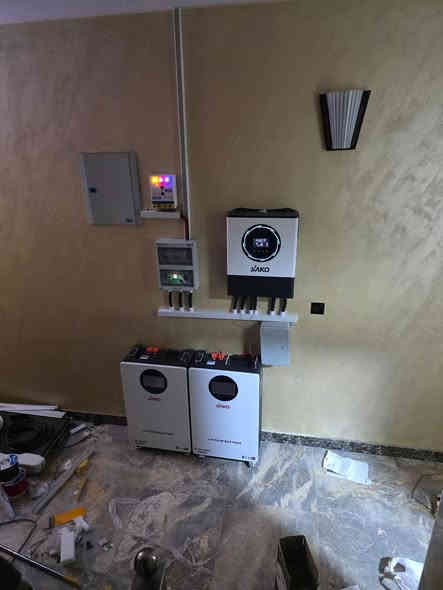 قامت شركه الجزيرة للطاقة الشمسية بتنصيب منضومة ٨٠ امبير ليلي نهاري للاخوين ابو علي وابو عبدالله في بغداد منطقه البلديات حيث تم استخدام بطاريات وانفيرترات من ماركة ساكو حسب طلب الزبون والواح لونجي ٦٢٠ واط بتنفيذ من شركة الجزيرة للطاقة الشمسية بكوادر متخصصه هندسيه كل ما عليك اتواصل ويانه والباقي علينة***********__***********
