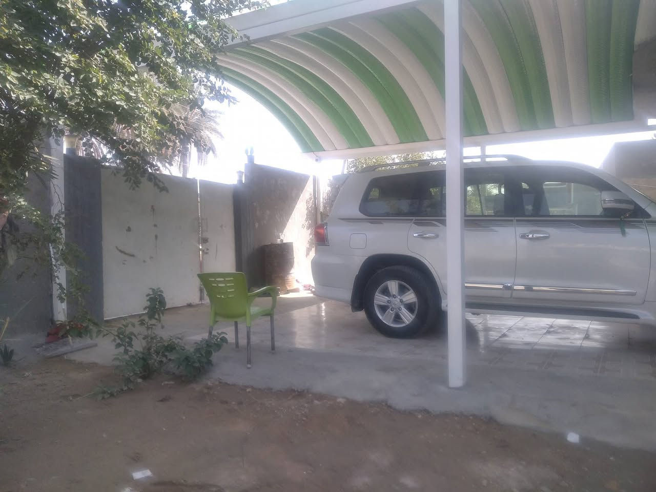 السلام عليكم دارين للبيع سنتر ع شارع التبليط
 المساحه 2000 متر 
الدار الاول بناء حديث سنه 2025 مساحه البناء 210م بناء طابوك درجه اولى وكونكريت مسلح ويوجد رفت كونكريت مسلح تحت البيت معه ممر عرض متر وخمسين سانتي متر ويوجد كراجين سيارات طوال الكراج الاول 12 متر والكراج الثاني 16 متر 
الدار الثاني بناء نظيف سنه 2018 مساحت البناء 150 م كونكريت مسلح وتوجد فيه كراج سيارات كبير وطارمه كبيره 
المكان حله ورديه خلف مستشفى الحياة وقرب محكمه حي الجزائر وقريب على السريع الدولي 1 كيلو 
جنس العقار طابو زراعي صرف سند 25 باسمي توجد كافه الخدمات مدارس ومستشفى ومدارس اهليه وماء أساله 
السعر 300 مليون وقابل للتفاوض 
للاتصال 
***********

 ***********

***********
