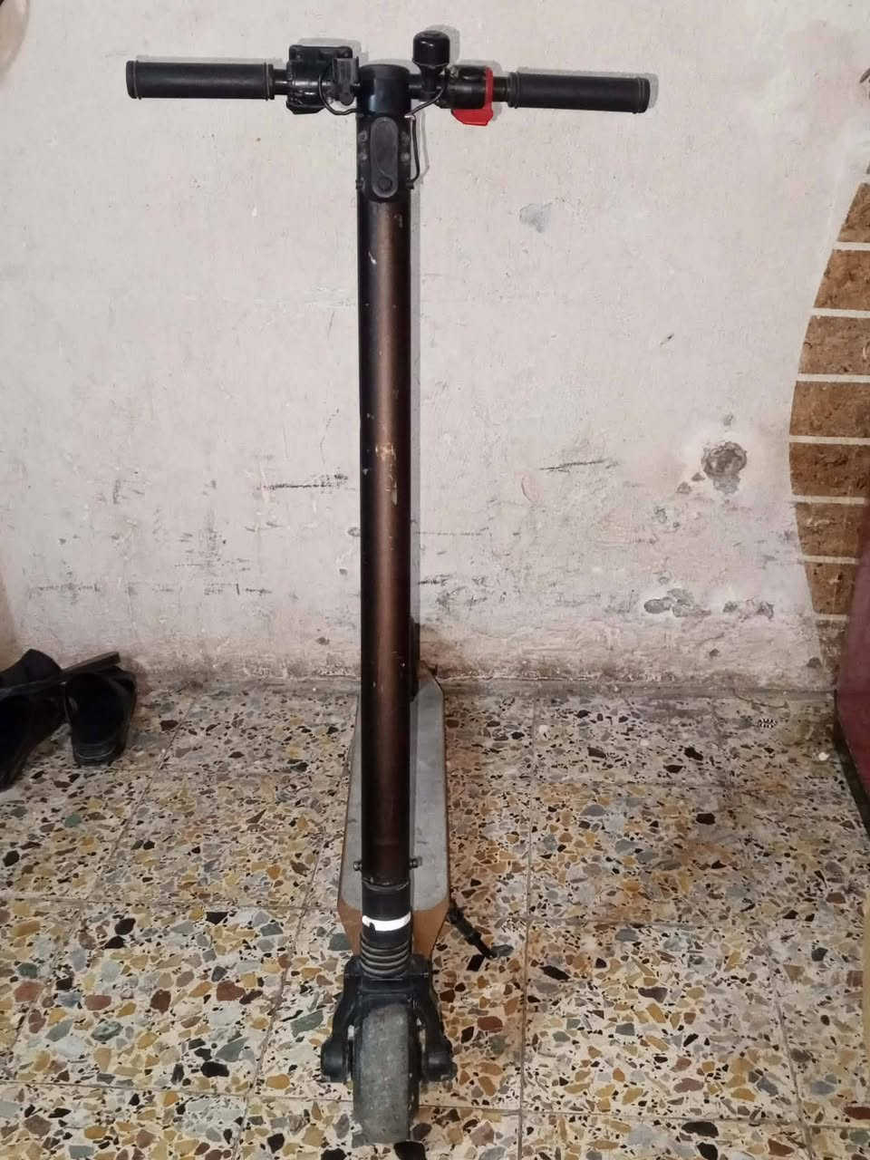 سكوتر نظيفة وجديدة نقصها بس بطارية مابيها سعر 100 عنوان بغداد الشعله رقم الهاتف ***********
