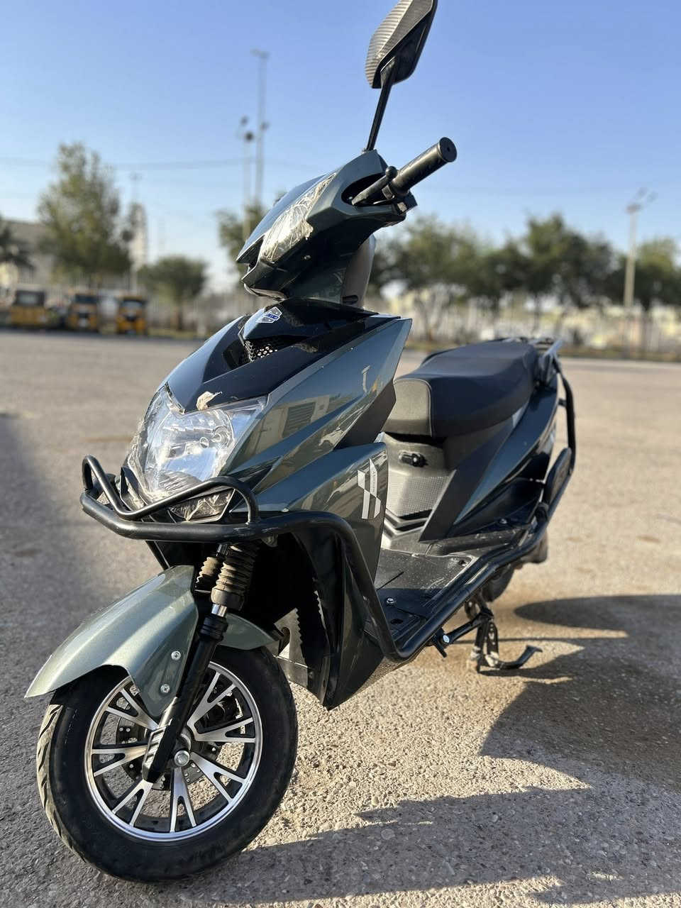 دراجة سكنس شحن للبيع
النظافة: 90‎%‎ 
(استعمال اقل السنة)‼️‼️
(وصل الشراء موجود)🧾

دراجة سكنس شحن المواصفات: 

الملف: 1200 ⚡️ 

البطاريات: عدد 6 بطاريات - (2 فقط يحتاجلهن استبدال) 🔋 

السرعة: 80 km/h (حقيقي) 🛵

نظام السرعة: 4 سرعات ⏫

نظام مثبت السرعة ‼️

نظام الرجوع للخلف (R) ◀️

بريك: نظام الدسكات 🛑

اللون: اخضر غامق ❇️

(تحتوي على درع) 🛡️ 

السعر: 600 الف (بيها مجال بسيط) 💲

العنوان: 
الشعب - قرب مستشفى الزهراء الأهلي 📍
زيونة - قرب المدينة المائية المغلقة 📍

للأتصال: *********** 📞
