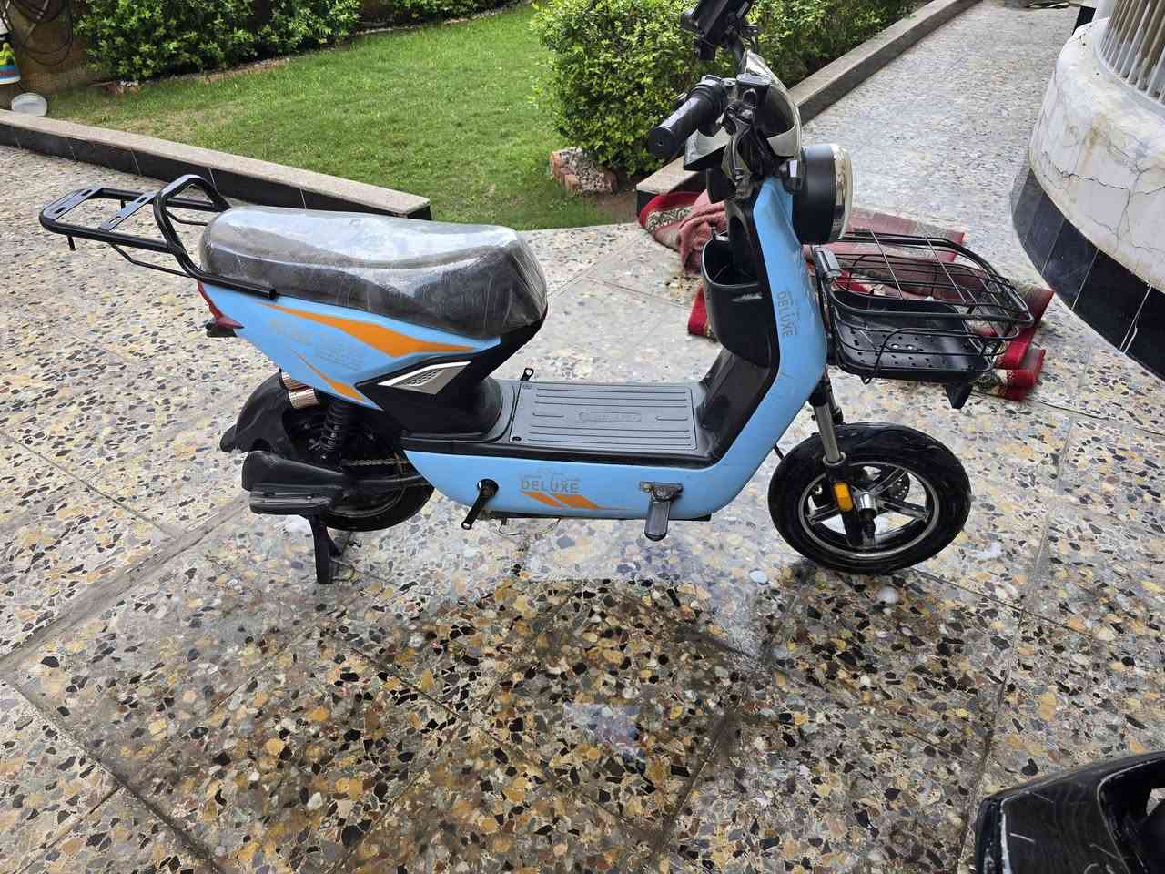 السلام عليكم 
دراجة شحن للبيع 
الدراجة موديل 2025 ست بطاريات
الدراجة تصير شحن تصير بايسكل
استخدامها شهرين 
السعر ٣٥٠ الف
***********
