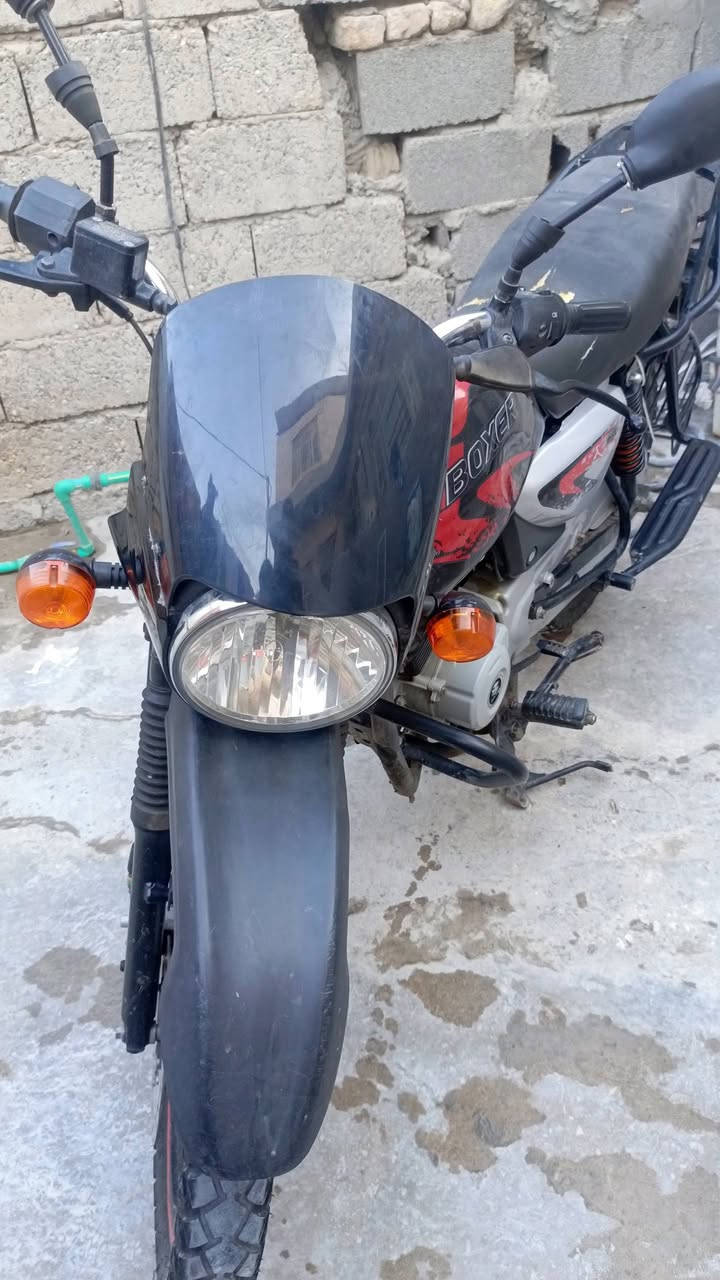 دراجه بوكسر مرقمة
رقم بغداد  موديل 2021
مستعجل ع بيعته 
سعرها مليون 650 وبيه مجال حك الجيه 
***********
