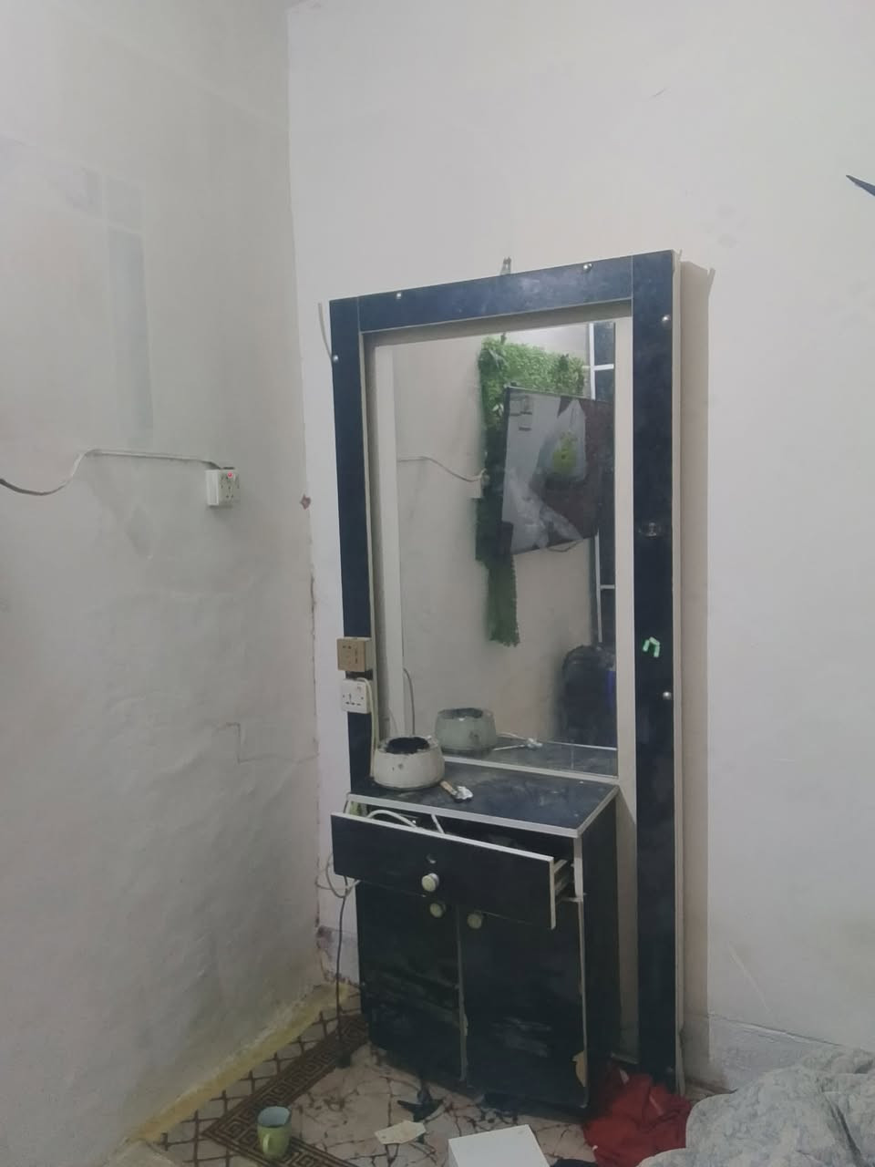 غراض حلاقه نضيفات كلش بس مجرد بيهم تراب الكراسي واحد شغال جك وثاني شبح الجبير كلشي شغال بي مرتبات كلش ونضيفات المسيب شارع المحكمه ***********

