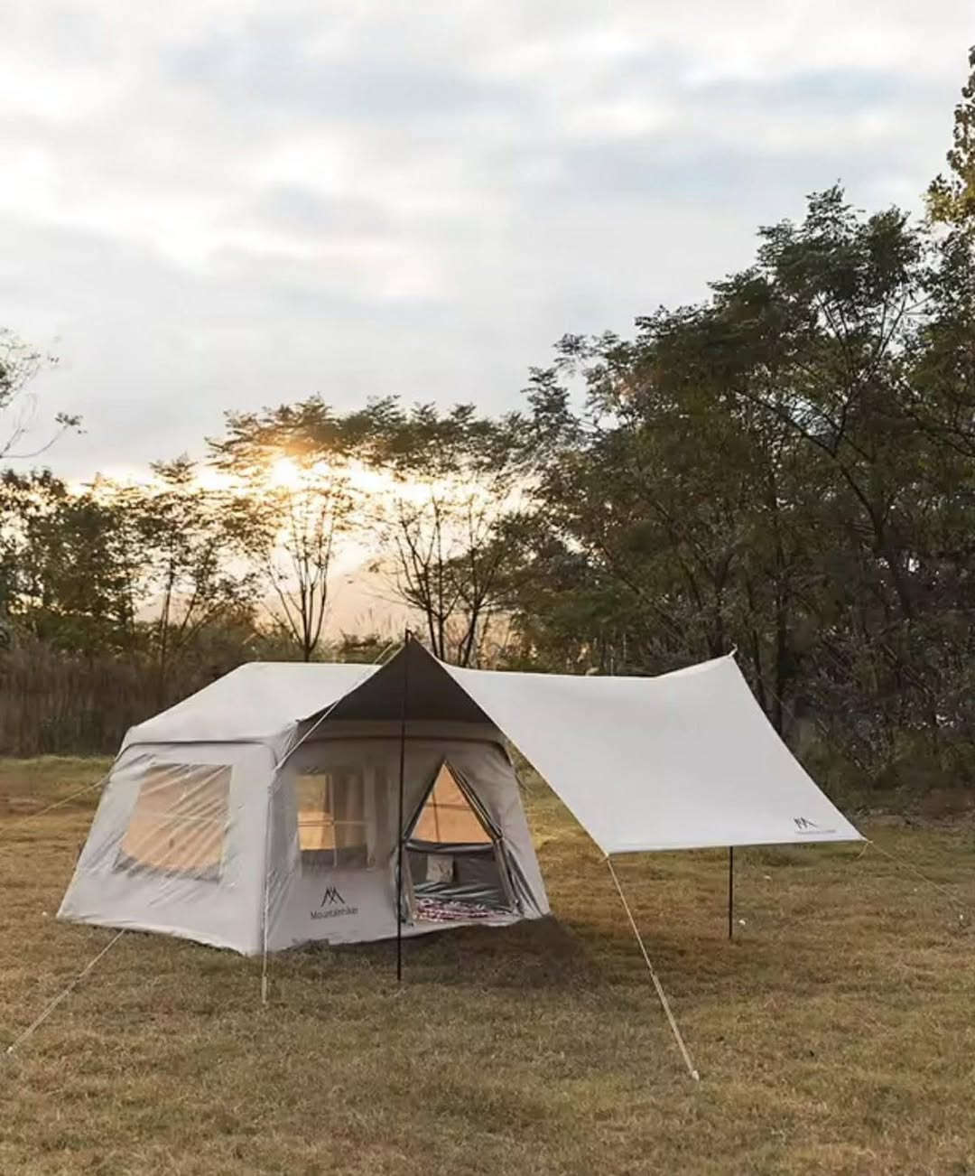 خيمة ماركة  Mountainhiker  Air 5.7  مونتن هايكر وهي خيمة قابلة للنفخ مصممة للتخييم الخارجي وتتميز بسهولة التركيب والمظهر العصري.
نوع الخيمة: خيمة قابلة للنفخ تعتمد على أعمدة هوائية بدلاً من الأعمدة التقليدية، مما يجعل نصبها سريعاً وسهلاً في غضون 5 إلى 10 دقائق.
المواد: مصنوعة من قماش أكسفورد 210D عالي الكثافة مع طبقة طلاء فضية، مما يوفر حماية من الأشعة فوق البنفسجية ومقاومة للماء.
الأبعاد والوزن: تبلغ أبعادها تقريباً 260 × 220 × 180 سم، ويزن الطقم بالكامل حوالي 10.58 كيلو غرام مما يسهل نقلها.
الإضافات: تأتي مع مظلة (Tarp) واسعة يمكن توصيلها بالخيمة لتوفير مساحة تظليل إضافية تزيد عن 10 أمتار مربعة، بالإضافة إلى ملحقات مثل منفاخ الهواء اليدوي.
تواصل خاص او *********** واتساب
