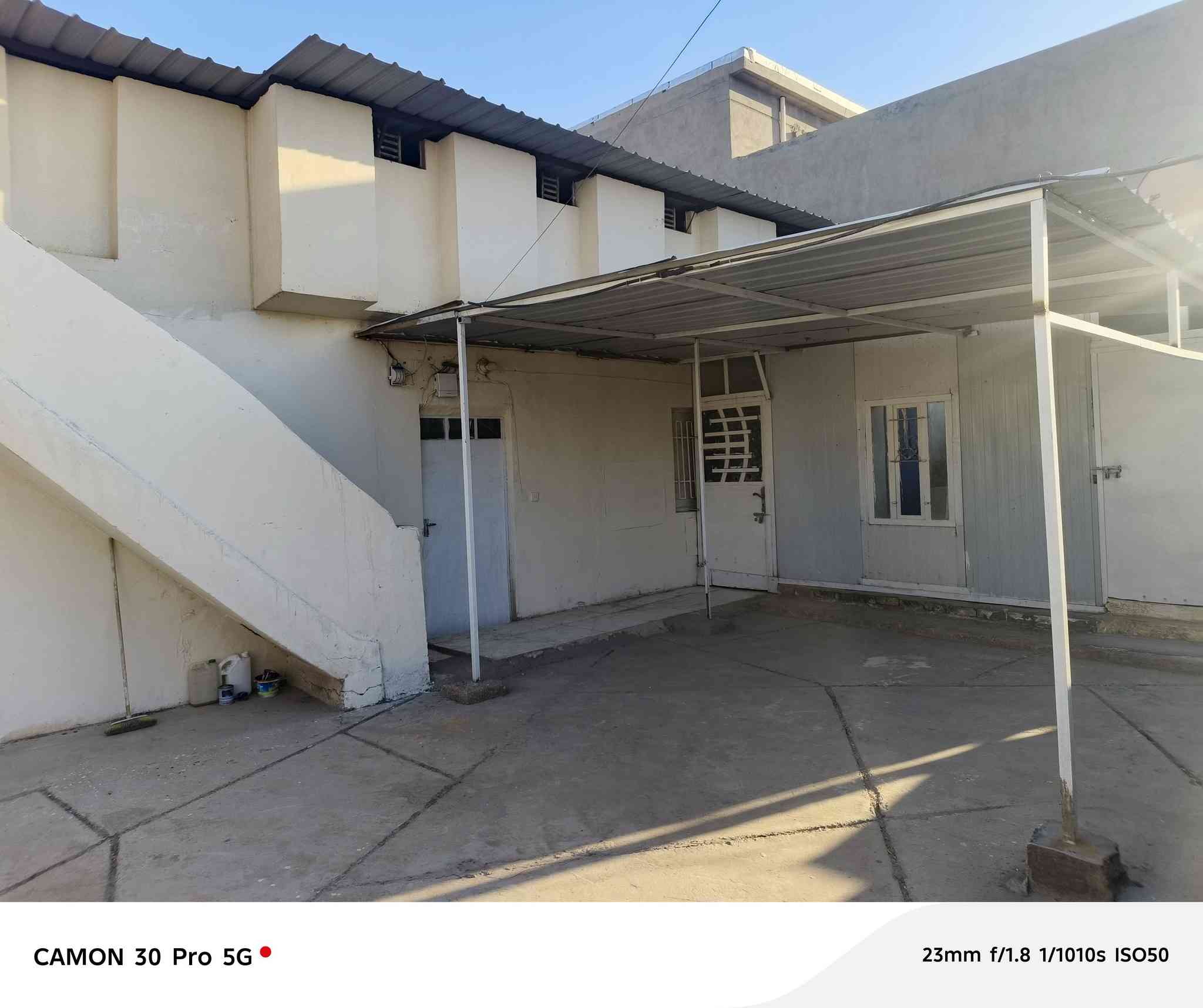 طابق ثاني للأيجار البناء القديم   ونظيف كلش  بالسراي مقابل الطابو الجديد خلف مكتب بارق درج مرتب  غرفتين ٤*٦و ٤*٥مطبخ٢ونص*٣ونص سندويج طرمه سقيفة مرتبه السطح  سقيفه يعني بالصيف حاله حال الأرضي من ناحيه الحراره. 
***********
***********
