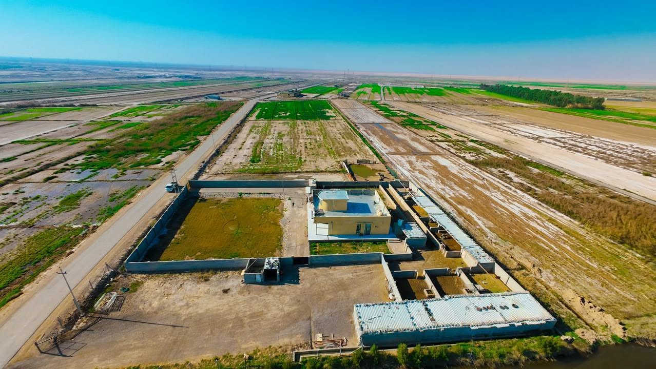 السلام عليكم فرصه ماتتعوض 
مزرعه للبيع ( بيت متكامل مع اربع دوانم ) يصلح يكون للسكن العائلي والبعد عن ضوضاء المدينه أو استثماري للتأجير..
في الكوت 
يقع ع طريق الكوت_ عماره
للتفاصيل اكثر الاتصال ع صاحب البيت
0773 207 1625
