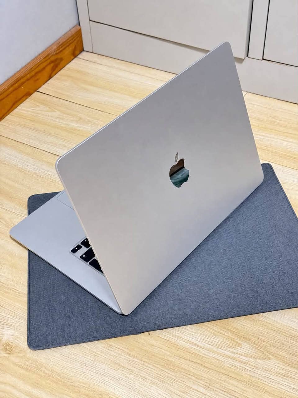 MacBook Air M4 (2025) - 15” 16gb - 256gb💻
للبيع..

معالج M4 

شاشة “15

رام 16gb
هارد 256gb

CPU 10 core 
GPU 10 core

النظافة 100‎%‎
البطارية 99‎%‎

بعده بالضمان (ينتهي بشهر ال9)

الجهاز استخدام شخصي
وبحالة ممتازة ومعتني بيه حيل.. 

السعر 
1,650,000
مليون و650

***********
