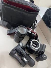 كامرة مع مافه ملحقاتها مثل ما موضح بالصورا للبيع. السعر 400مكاني بغداد...