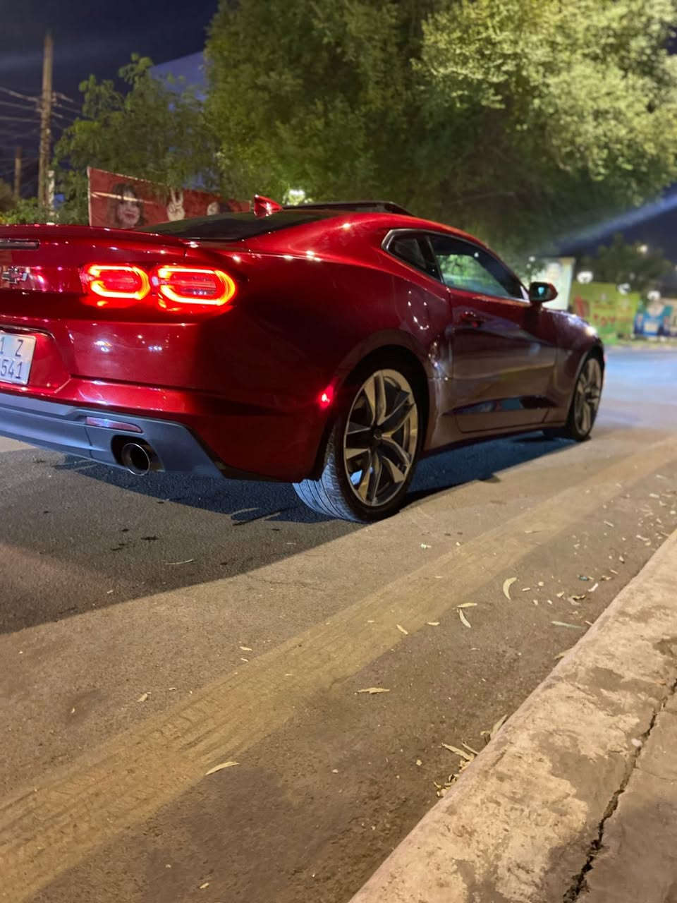 السلا م عليكم 😌
كمارو وارد موديل 2023 RS  
مكينه V6  -3600 💪
لونهة احمر كرزي مميز 🍒
السياره كلش نضيفة 
السياره جاهزه من كل النواحي 
اي نقص ما بيهة ✅
حادثهة تبديل قطعه وحده فقط 
جاملغ امامي  +صبغ الهلال الخلفي  + البنيد بيه بارد جداا 
بسيط السياره بدون دواخل وبدون شواصي حادثهة بل قطع الخارجيه ✅
ايرباك دركه فقط ✅
السياره رقم بغداد استيرادنه و ب اسمي جاهزه للتحويل ✅
السياره مواصفاتهة معروفه 
فتحه بل سقف  ✅
سماعات من شركه BOSE✅
كير اوتو 10 نمر ✅
3 مود قياده شفتات للكير العادي ✅
لايت زنون ليزري بلادي ✅
كشنات كهرباء ✅
سايد بريك كهربائي ✅
ويل كب 20 بلادي ✅
لد محيطي داير الشاشه ✅
بك لايت سموك بلادي✅ 

مكاني بغداد الجادرية  قرب جامعة بغداد  اي ستفسار متواجد واتساب 
***********  
السعر.  (19,500)
