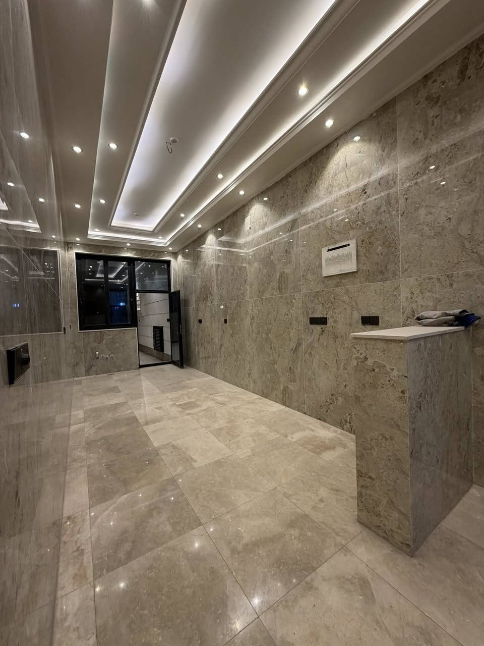 دار للبيع في زيونة _ محلة 710
🔹-المساحه ____ 200
🔹-الواجهه  ____ 6.66
🔹النزال ____30م 
🔹سنة البناء __2025
🔹الارضيات ____ مرمر تركي 
🔹الواجهه  ------ مرمر 
🔹السقوف ____ جبسم بورد 
🔹حمامات غربي 
🔹الغرف سويتات 
🔹كراج يتسع لسياره 
▪️حديقة صغيره
▪️صاله كبيره 
▪️هول واسع مفتوح
▪️صحيات 
▪️مطبخ حار وبارد 
   المجموع 4 غرف نوم  سوية
________________________.  للاستفسار 
 الاتصال ***********  وتساب او اتصال
