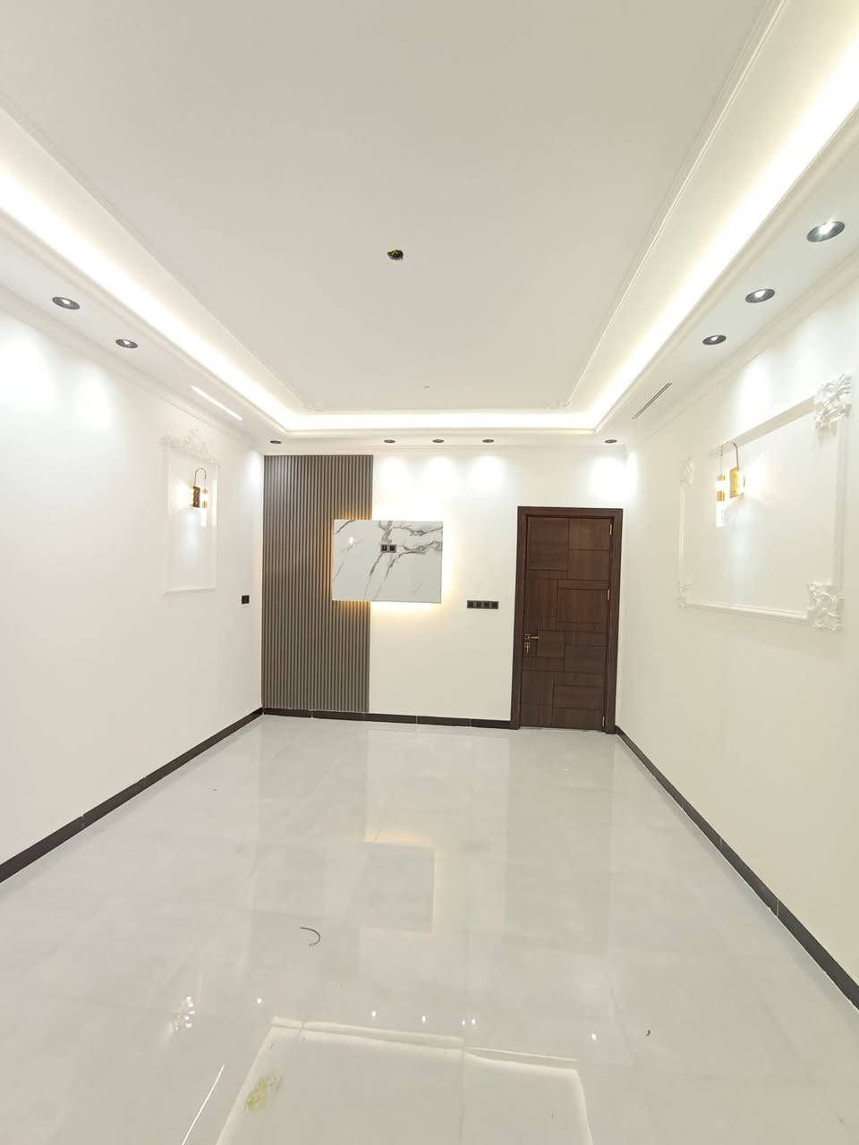 دار للبيع بناء حديث حله نادر الأولى حي الزيتون
المساحــــــة  180 متر طابو زراعي سند 25 

الــوآجـــهــة  9 متر

النــــــــــــزال 20متر 

     

طابقين اربع غرف نـــــــوم وصاله وكليدور ومطبخ حار وبارد ومجمع صحيات داخلي وخارجي  وكراج سياره 

تبليط مجاري كافة الخدمات عرض الشارع 10متر 

لـــلاســــتـــفـــســـار ***********
***********
مراجعة مكتب سومر للعقار نادر الاولى على الشارع الخدمي قرب حسينيه حنتوش
