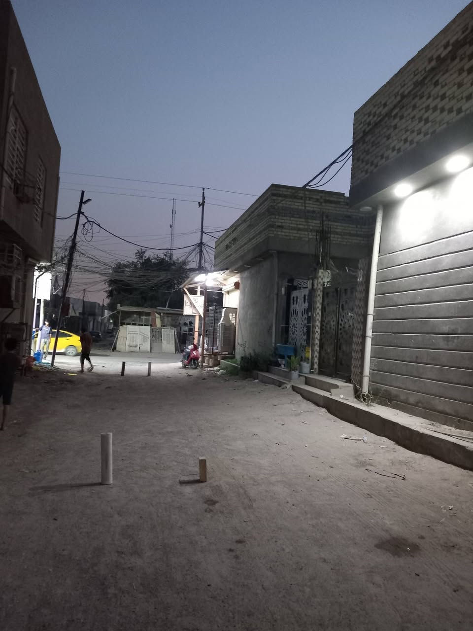 من يبحث عن استثمار دائمي وموثوق
وارد شهري من 800 الى مليون شهرياً 
المساحة 220 متر ركن على شارعين مواصفات العقار يحتوي على بيتين مساحة البيت الواحد 80 متر
 يحتوي البيت الاول على غرفة وصالة ومطبخ وتخاريج داخلية 
ويحتوي البيت الثاني على نفس الخريطة وايضاً يحتوي على سوبر ماركت كبيرة على الشارع مباشرة
 والطابق الثاني على قيد الانجاز واصل للسقف 
على حسب اختيار المشتري بناء العقار اساس وسقف كونكريت درجة اولى ،  البيتين بنائهم مفصول 
مساحة السوبر ماركت 60 متر معزولة عن البيتين
علماً ان العقار يباع بشكل كامل طابو زراعي سند 25 
عنوان العقار كوفة سهلة شارع معمل الدبس 
للأستفسار واتساب ***********

مكتب الموسوي للوسائط العقارية مستعدون لأستقبال عروضكم التجارية والزراعية والسكنية
