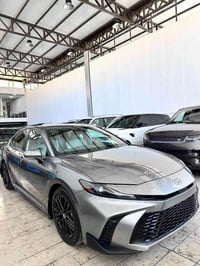 كامري SE • ٢٠٢٥ • هايبرد