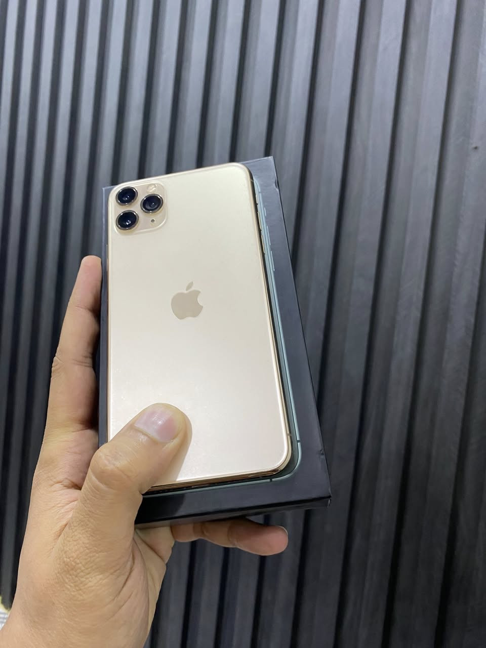 ايفون 11 برو ماكس ذاكره 256 مبدل شاشه اولد الاصليه 3 خيارات بطاريه 78 بلادد كارتون وشاحنه وياه مكفول من كل عطل نت اتصال كامرات فيس ايدي كله شغال مكاني البصره السعر 300 وبيه مجال ***********
