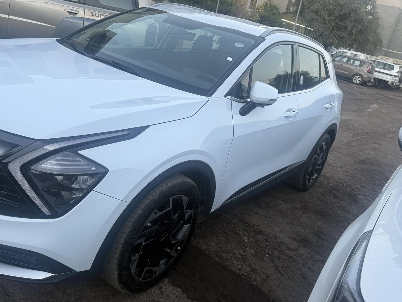 السلام عليكم
سبورتج موديل 24
كشنات كهرباء وتدفئه والستيرن تدفئه
شفتات بالستيرن 
حساس امامي خلفي 
كامره دواره 
ماشيه 27.600
بيها فطر بالشباك الامامي موضح بالصوره 
السياره مكفوله كفاله عامه 
السعر 22.250
***********
بغداد حي السلام السكني
متواجد واتساب
