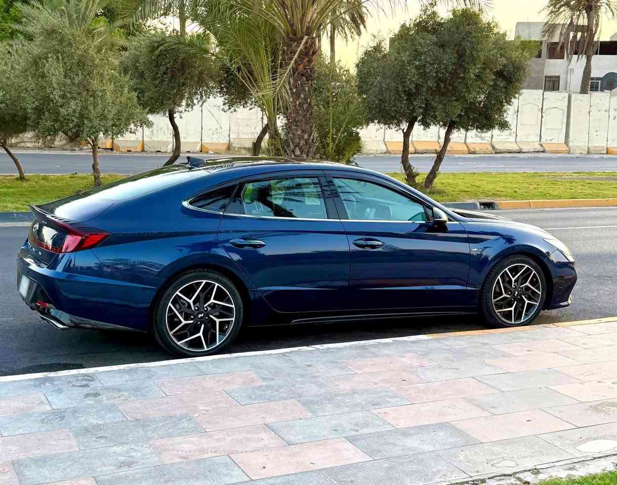 ما اكطع سعر بالتلفون تعال شوفها و تدلل
سوناتا 2021 N-Line 
محرك 2500 ( توربو ) 290 حصان

تفاصيل السيارة ………….
حادث امامي بسيط جداً 
حتى البراكيت الامامي سليم 
بدون ايرباك ( ايرباك سليم )
بدون تبديل اي قطعة ( نصف جاملغ صبغ ) 
ماشية 51  الف كيلو فقط 
كل شي على وضع الشركة كير محرك راديترات منظومة التبريد و غاز الشركة البلادي
تبريدها بشرط ( ثلاجة ) باقصى درجات حرارة
رقم بغداد باسمي ،،، ثاني يوم احولك

مواصفات السيارة ………….. فول 1/1
محرك 2500 توربو يولد 290 حصان 
و عزم قوي جداً 422 نيوتن / متر
سيارة قوية جداً و محركها يعادل قوة محركات 6 سلندر 
گير Dct دبل كلج 8 نمر 
دفع أمامي
سقف بانوارما قطعتين 
 الزجاج الامامي يجي دبل جام
الزجاج الامامي اوتو
رادار امامي و خلفي و جانبي 
مانع اصطدام امامي  
مانع اصطدام خلفي عند الرجوع 
نقاط عمياء عند تغيير المسار 
حساسات بالابواب للتنبيه عند فتح الباب و سيارة قادمة من الخلف 
شاشة كبيرة ( تختلف عن باقي الفئات ) 
تدعم الكار بلي و الاندرويد اوتو
قيادة ذاتية 
شاشة رقمية للعدادات و الكيجات متغيرة عند تغيير نظام القيادة
4 وضعيات للقيادة 
Normal-costum-sport-sport plus
انارة داخلية متغيرة 7 الوان بالدشبورد و الابواب 
نظام المحافظة على المسار 
كروس ( تحكم بالسرعة )
شاحن وايرلس لاسلكي 
منافذ للشحن امامية و خلفية
تبريد بيانو 
قطعتين تبريد امامي و خلفي
تبريد منفصل للراكب و السائق
12 سماعة فائقة الجودة من شركة Bose
مزودة بمضخم صوت خارجي 
دخول ذكي و انارة ترحيب 
قفل ذاتي عند الابتعاد 
فتح الصندوق الخلفي عند الاقتراب 
اشارات بالمرايا الجانبية 
تشغيل عن بعد 
انارة led امامية
بگ لايت خلفي led 
تدفئة ستيرن
تدفئة كشنات امامية و خلفية
كشنات حضن رياضية جلد و كنتارا 
مختمة بعلامة N Line بالكشنات و الستيرن و الگير و الاطارات و الجاملغات الامامية و الصندوق
نظام Auto Hold
يعني بالازدحام تضغط البريك ضغطة وحدة و تشيل رجلك تبقى السيارة لازمة بريك لحد ما تضغط عالبنزين يلة تمشي 
نظام تنبيه اذا تحرك السير وانت بقيت واكف تنبهك
الماسحات الامامية اوتو بالمطر
ويل كب بلادي حجم 19
هاند بريك بصمة كهربائي
نظام ترحيب صوتي
السعر 195 
مكان السيارة بغداد 
***********
***********
