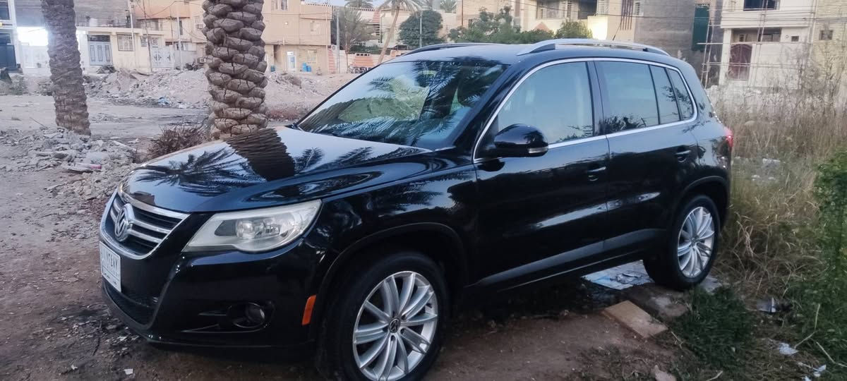 تيكوان وارد خليجي صبغ فقط البنيد بدون حادث بدون اي ضرر جاهزه مكينه وكير وحداديه وتبريد شغل واطلع وين ما يعجبك مواصفاته معروفه والسعر 95 وبيه مجال مكان السيارة كربلاء ***********
