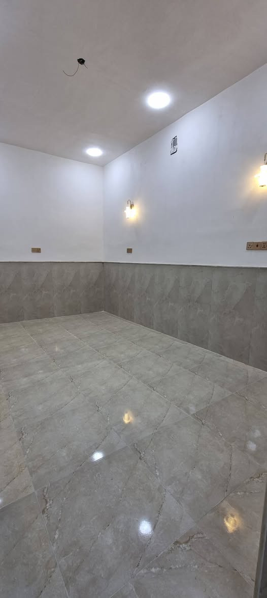 جديد جديد دار للبيع
 المكان مغربة 
المساحة ١٠٠ متر طولاني 
يحتوي غرفتين وحدة فوك ووحدة جوة 
سنة البناء ٢٠٢٦ المواصفات بالفديو قريب على سوق مغربة 
للطلب والاستفسار 
***********
