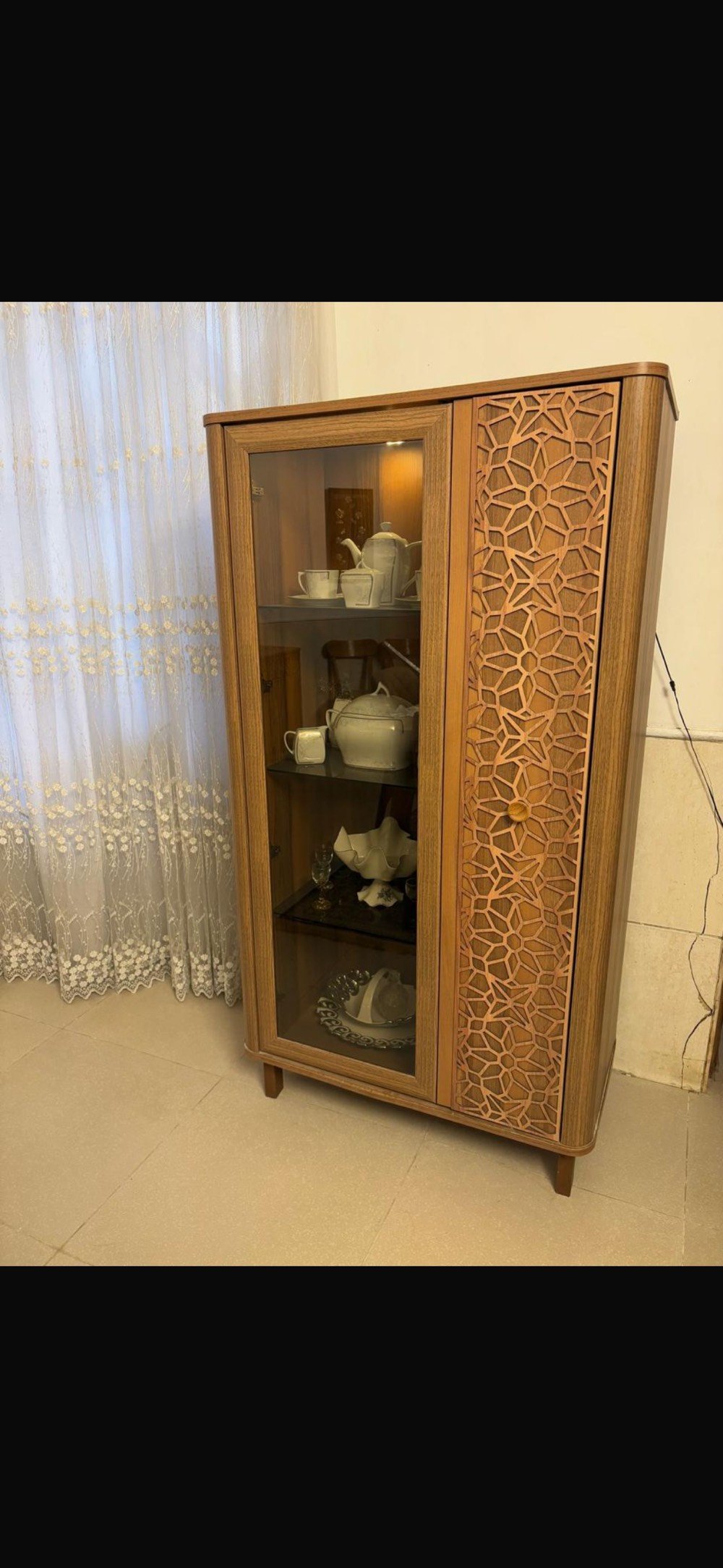 
عدي غرفة طعام جميلة مكونة من طاولة خشبية كلاسيكية تتسع لعدة أشخاص وتقدر تتوسع حسب الحاجة. وياها ستة كراسي مريحة بتصميم حديث وبألوان متناسقة. الواجهة متمية بتصميم هندسي وزخارف جميلة، وبيها أدراج لحفظ الأغراض. القطعة رائعة للإضافة العصرية لأي بيت وتناسب جميع الأماكن.