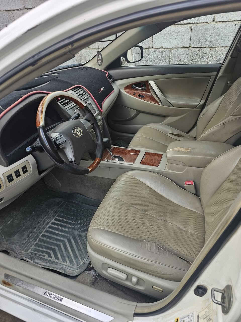 السلام عليكم ..  سيارة تويوتا أوريون (Toyota Aurion) موديل 2009 معروضه للبيع، السيارة نظيفة وجاهزة من كلشي. 💯
المواصفات والسيارة:
 الموديل: 2009 ⚠️
 المواصفات: فول مواصفات خليجي المرغوبه ✅
بصمة، فتحة، اشاير بالمري، كشنات كهربائية،
 اللون: أبيض ‼️
 المحرك: 6 سلندر (3500 CC)، كير أوتوماتيك ✅✅
 (محرك نظيف ،تبريد ثلج ، اطارات جدد ) ⭕️
السيارة بإسمي والسنوية جديدة (يعني التحويل مباشرةً ثاني يوم بدون أي تعقيدات).⛔️
السعر المطلوب:
💰 85 ورقة (قابل للتفاوض البسيط ويه الشراي الجاد بعد المعاينة).✅
📞 للتواصل : *********** متوفر واتساب 📱
