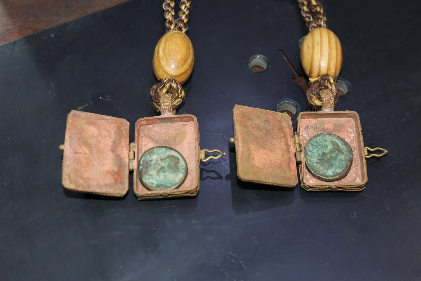 ✨ حوافظ نحاس بطابع أصيل ✨
اختار الهيبة اللي شبهك 👑

🔶 حافظة نحاس مربعة مرصعة بحجر هبهاب طبيعي
قوة، ثبات، وطاقة مميزة ✨

🔷 حافظة نحاس مستطيلة مرصعة بحجر فيروز طبيعي
أناقة وروح شرقية أصيلة 💎

✔️ شغل يدوي متقن
✔️ خامات طبيعية 100%
✔️ قطعة نادرة مش متكررة

📩 ابعتلنا رسالة واعرف السعر والتفاصيل
الكمية محدودة ⏳


**إذا كنت صاحب هذا الإعلان وتريد حذفه لأي سبب، رجاءا أرسل رسالة إلى الدعم الفني**