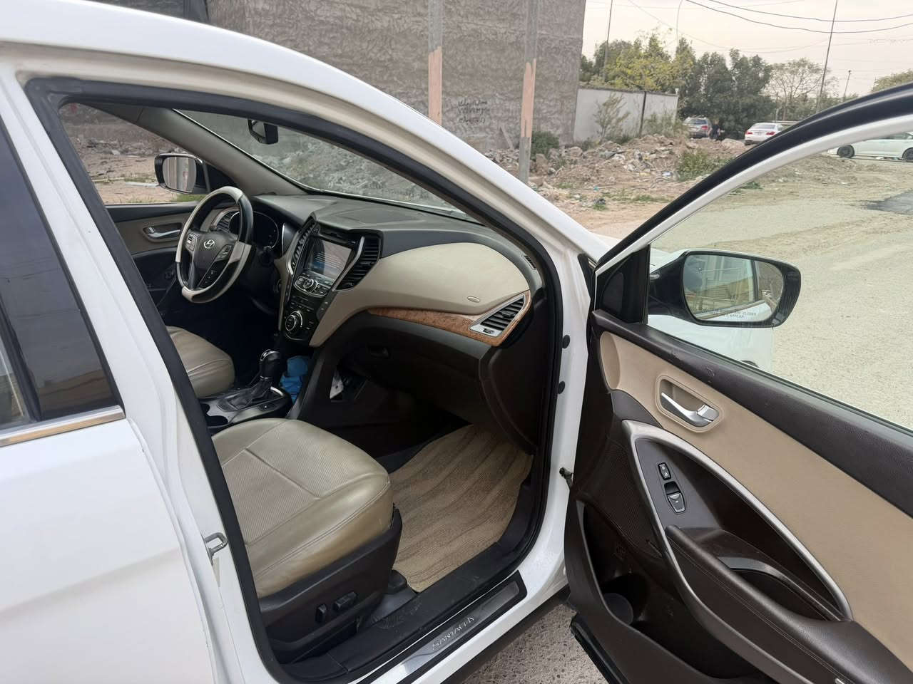 سنتافيه موديل 2013
وراد امريكي جاملغ امامي مصبوغ+الخالفي مصبوغ
سياره فول موصفات واحد على واحد
4سلندر
سنويه غير صاقطه 
كشنات كهربائيه تدفئه
بونراما***********
رقم الاماني بغداد
موقع السياره بغداد الغزاليه
