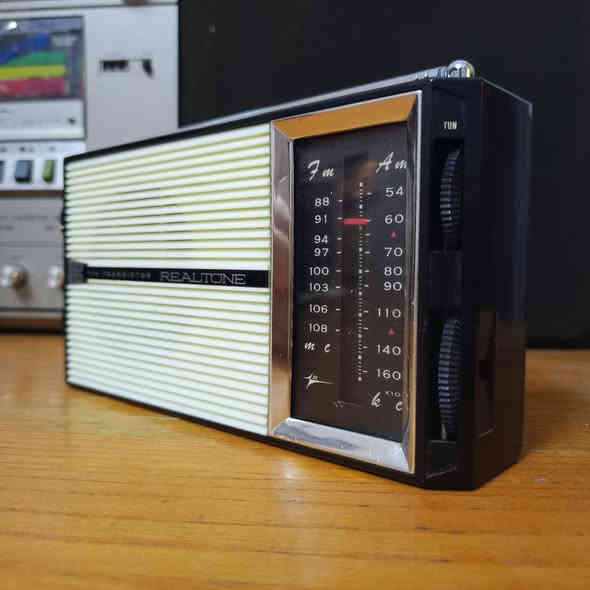 راديو REALTONE
انتاج اليابان 1963
جهاز موجتين FM AM 
سحب ونقاوه صوت جدا قوي 
يعمل بطاريات 4 قلم 
الاستفسار مراسلة الصفحه 
أو الاتصال***********
