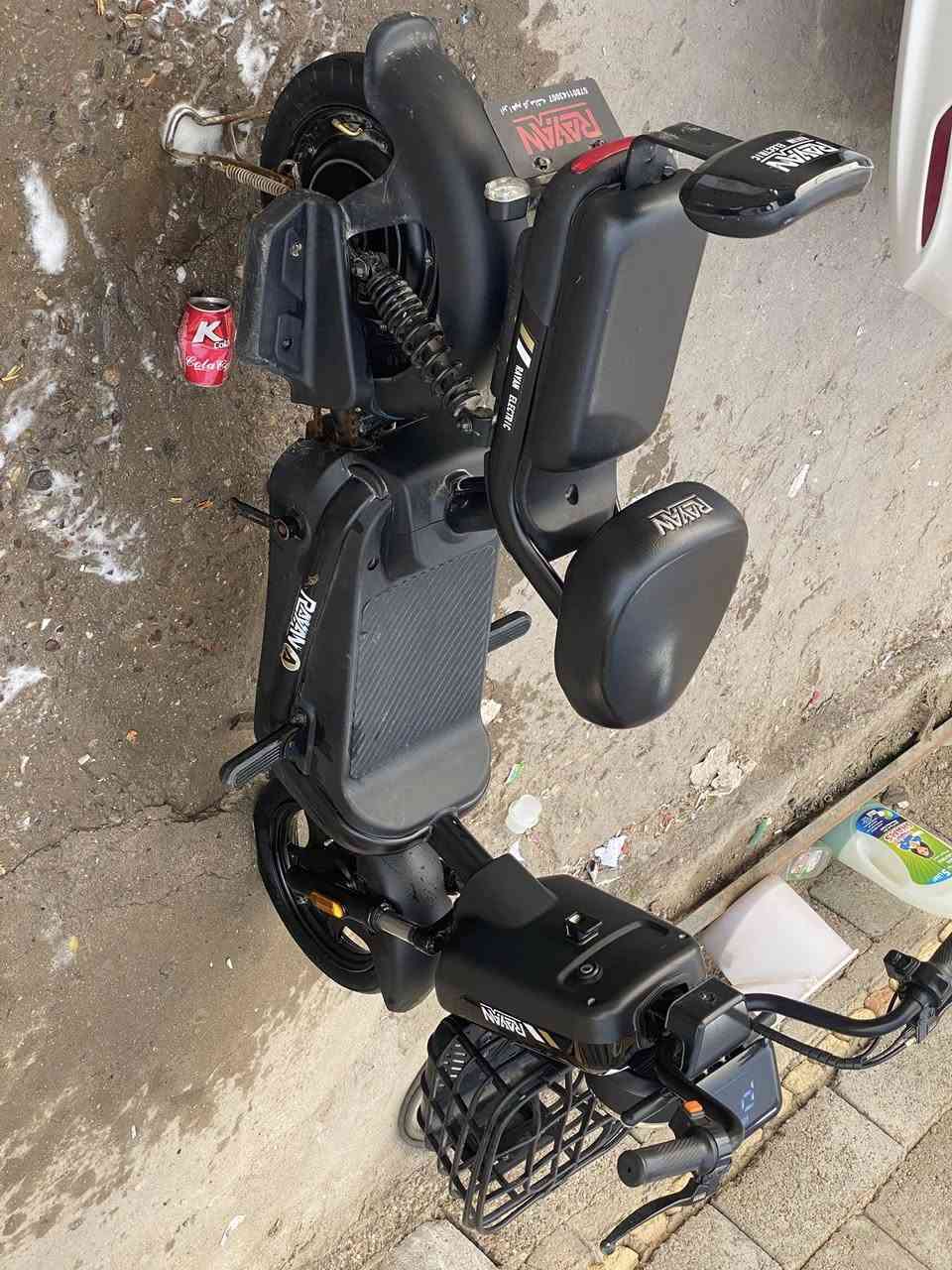 السلام عليكم دراجه شحن ريان  اصلي. جديدي ٢٠٢٥ ساله شهرين عدي  لا عطلانه و لا داخله تصليح جديده كلش  ٤ بطاريات  بطاريات بلاد اصلي  سعرها ٣٣٠  و بيه مجال 
مكاني البصره 
***********.  بي بس واتساب
