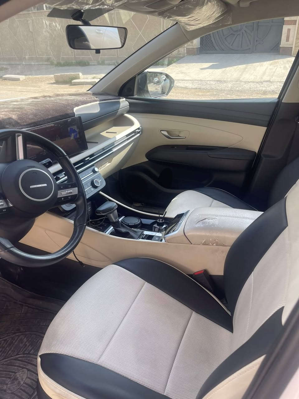 السلام عليكم ورحمة الله وبركاته 
توسان ٢٠٢٥ ماشية ١٥ الف رقم بغداد 
فل مواصفات عدى الفتحه 
كشنات تبريد وكهرباء الويل ١٩
وبيه خمس تبديلات مجانية من الشركة اخذته بالعرض الرمضاني 
ملاحظة وحدة بيه بالجنطه واضحه وممصلحه 
العنوان بغداد حي القاهرة الثانية 
السعر ٣٤ مليون 
موبايل ***********
