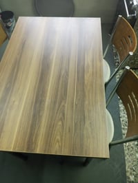 ميز طعام للبيع السعر 100 المكان الحريه الاولى الرقم 07707265456