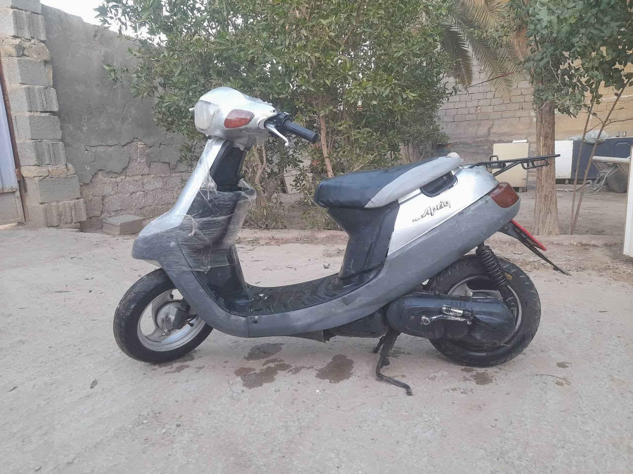 دراجة مديل 200 مكينة خرسة فول كهربائيات يشتغل بس يراد باتري ول سكان مالتهة عوج شوية ابرأك تايرات نضيفات  سعر 200 وبيهة مجال تصل وتدلل***********
***********
