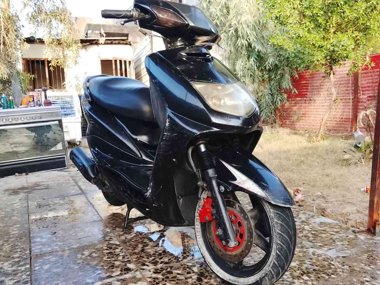 سلام عليكم سكنز للبيع
دراجه نضيفه وكاعده ناقصها ترايش جوره الرجل فقط 
سعرها 550مكان بغداد زعفرانيه تواصل ***********
