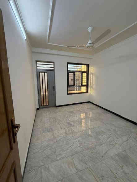 سلام عليكم مشتمل للبيع. المساحه 60 متر 
الواجهه 4. متر.  والنزال. 15   متر.  بناء حديث زيرو 

المحتويات استقبال ومطبخ وحولي وثلاث غرف نوم 

الموقع. الطالبيه مربع خلف شارع سعد مبارك لاستفسار اكثر 

لاتصال او مراجعه  مكتب لأقمار للعقار 

***********☎️
