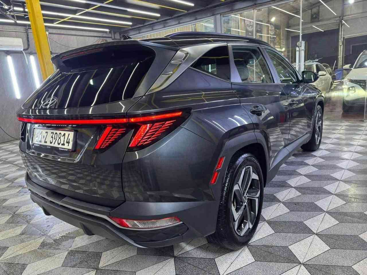 السلام عليكم 
توسان 2023 امريكي
حادثهة مرفوق وي الصور بنيد والجاملغ نفسهن راجعات شغل درجه اوله بدون ايرباك بدون شواصي ماشيه32الف 
مواصفات
محرك 2500
بصمه شتغيل بصمه ابواب 
تشغيل عن بعد 
صندوك كهربائي 
فتحه 
جلد 
كشنات تدفه
كشن السايق كهربائي 
اشاير بالمري 
رادار بالمري 
ثلاث انضمه قياده 
ترحيب ابواب 
تبريد بيانو
سايد بريك دكمه  الاستفسار *********** 
السعر 200وبيهة مجال بسيط بغداد, العراق
