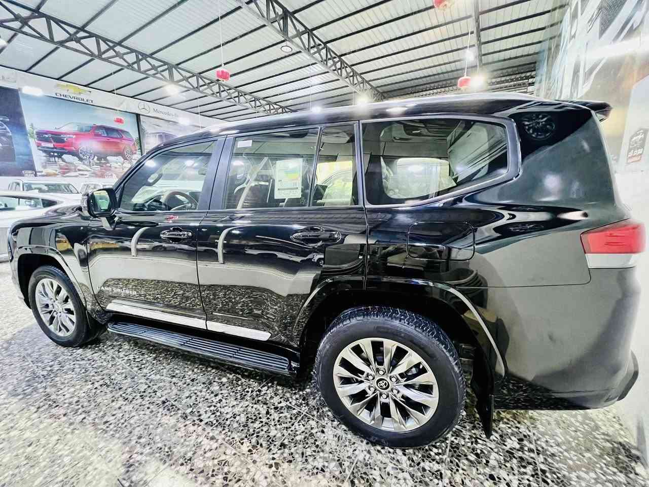 السلام عليكم 

الاندكروز 2024 ابريم داخل احمر 

فول موصفات 

مكينة 4000 

ماشية 50 الف 

العنوان بغداد زيونة مقابل ملعب الشعب 

الاتصال ***********
