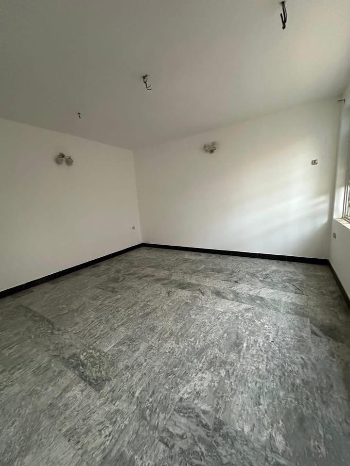 السلام عليكم
دار للبيع بمواصفات ممتازة وتصميم عملي 👇

📍 المساحة: 210 م
📐 الواجهة: 7 م
📏 النزال: 30 م

🏡 تفاصيل الدار:
 • كراج + حديقة
 • استقبال واسع
 • مطبخ
 • حولي + منور
 • غرفة نوم (أرضي)
 • صحيات

🛏 الطابق الأول:
 • 3 غرف نوم
 • حولي كبير
 • صحيات

🏠 الطابق الثاني:
 • بيتونة كبيرة
 • سطح عدد 2

✨ المميزات:
 • أرضيات مرمر
 • واجهة مرمر
 • بناء حديث (2018)
 • موقع حيوي وقريب من الخدمات

📍 الموقع: البنوك – شارع الكنيسة
مقابل حلويات تمتوعه

📞 للاستفسار:
***********
***********
