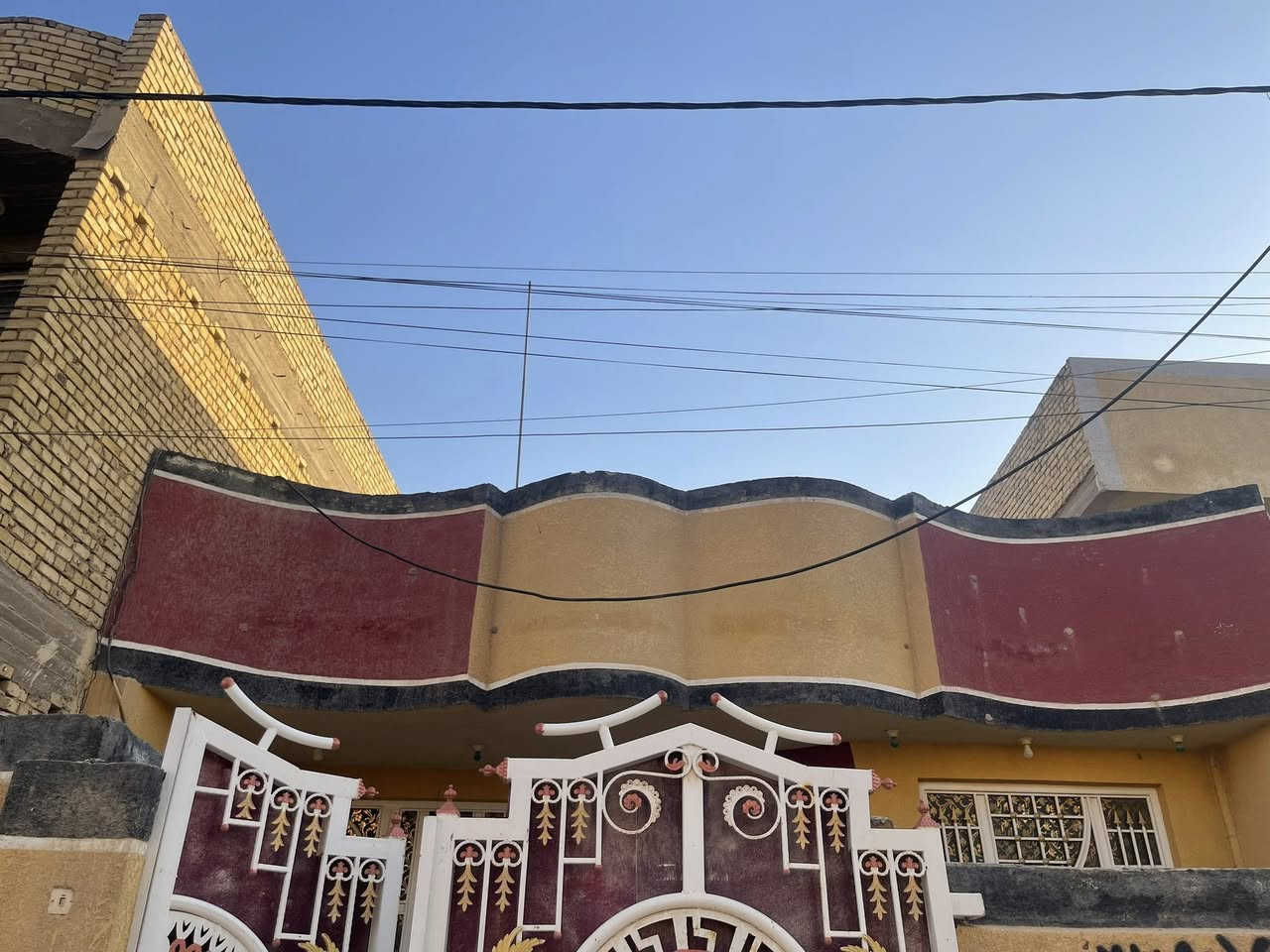 السلام عليكم يوجد بيت للبيع … في حي الجامعة مساحة البيت 200 متر طابق واحد..سنة البناء 2023 يتكون من غرفتين نوم وصالة واستقبال ومطبخ وصحيات داخليه وخارجية. للاستفسار اكثر اتصل على هذا الرقم 
***********
