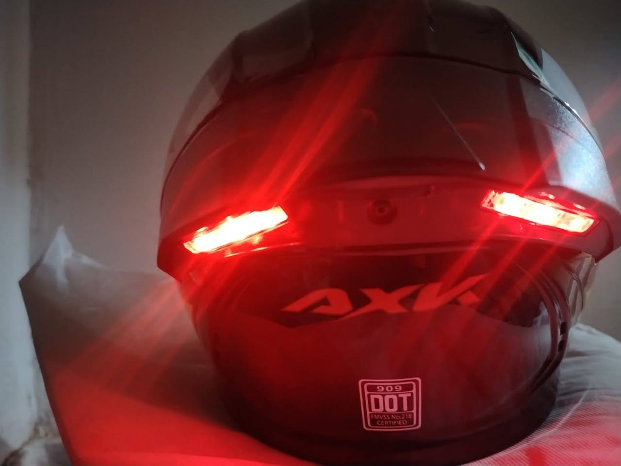 السلام عليكم خوذه جديده استعمال واحد ما مستعملها بعدها بلاسق شركه  بيها نشرات عاليه وبيها 3 اناير رماش وعالي وناصي جبتها ب50 الف كدامكم لوصل وطلعت صغيره عليه واريد ابيعها ب45 خوذه جديده كلش ***********
