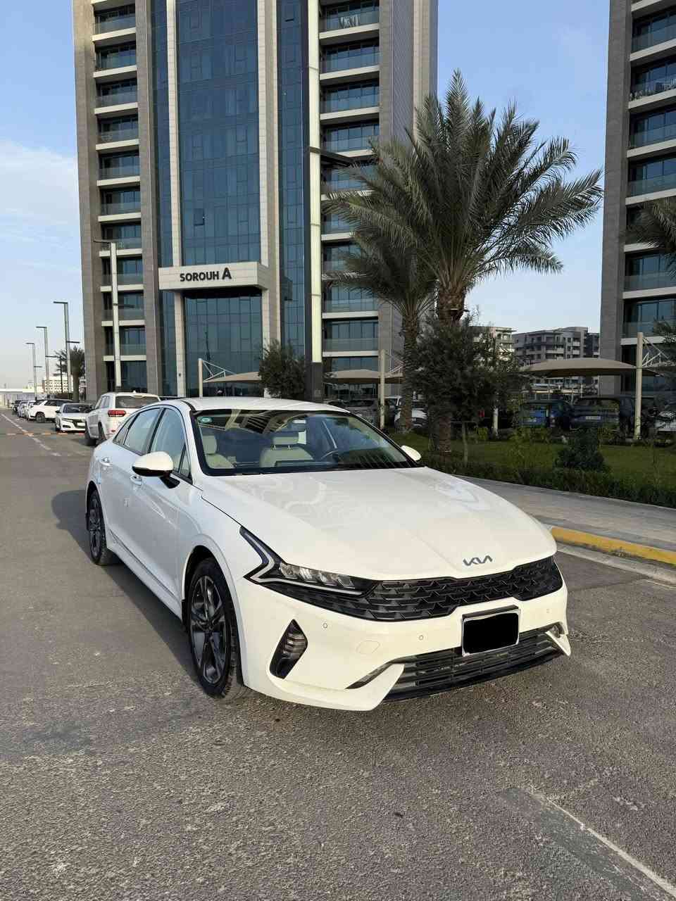 السلام عليكم 

للبيع K5 كي فايف 2023 
رقم بغداد الدولية ام الضمان 
فول مواصفات
حساسات امامية خلفية 
كامرة خلفية 
بصمة 
تشغيل عن بعد 
انظمة قيادة 
شاشة تدعم ابل كار بلي 
مري شفط 
مقاعد قماش و بدون فتحة سقف 
ماشية 43 الف كيلو 
مكان السيارة بغداد 
صيانة و دهن و فلاتر كلا بالوكالة و موجودة الفواتير 
و كل غراضها الاصلية وياها بدون اي نقص 
كفالة عامة بدون قطرة صبغ 
بيها بارد بحافة الجاملغ كلش قليل و بارد اباب السايق يم اليدة بس 

للاستفسار الاتصال على الرقم 
*********** 
شكراً جزيلاً
