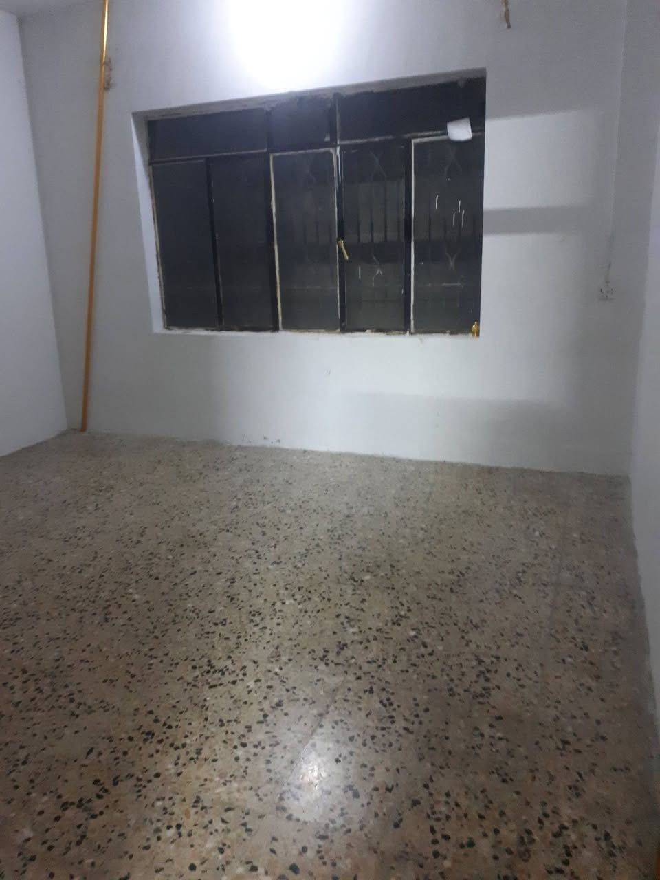 طابق ثاني للإيجار يتكون من ثلاثة غرف وهول وصحيات ومطبخ وبيتونه العنوان حي التاميم قرب جامع محمد الفائق سعر للإيجار ٢٠٠ الف ***********
