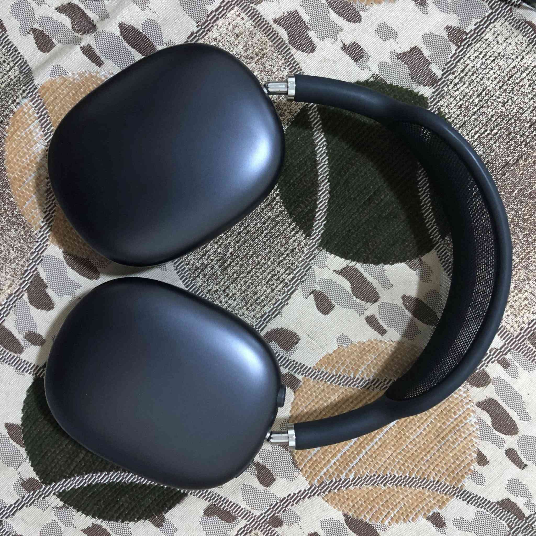 سماعات airpods max الجيل الاول  نضافة 100% استخدام قليل جداً مع حافظة wiwu جلد وكفرات سيليكون للعلم ذني الملحاقت طلبتهن من امزون امريكا  مموجودات بالعراق عراضة وملحقات كاملة والسيريال نمبر والتفاصيل كله بالصور مكاني نجف متوفر ماسنجر وواتساب ***********
