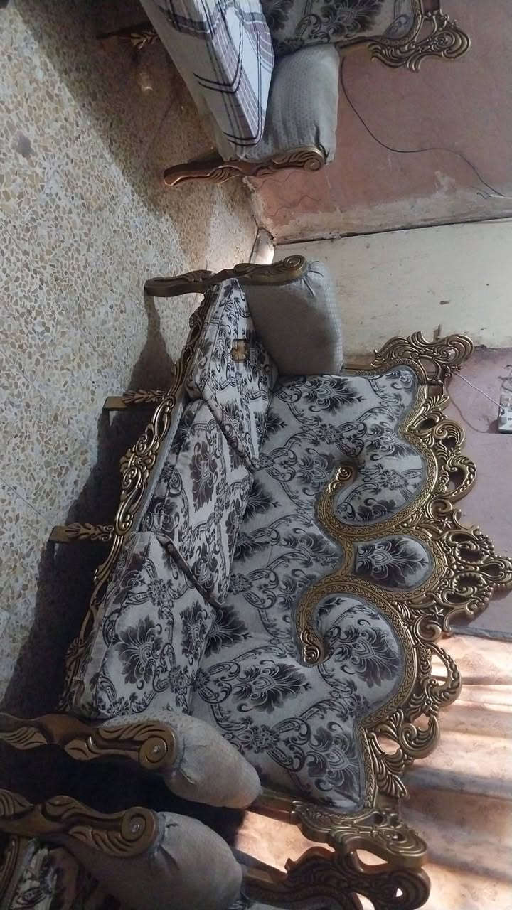 سلام عليكم هذا التخم نظيف صلوات على محمد السعر ٣٠٠ وبي مجال رقم التلفون ***********

