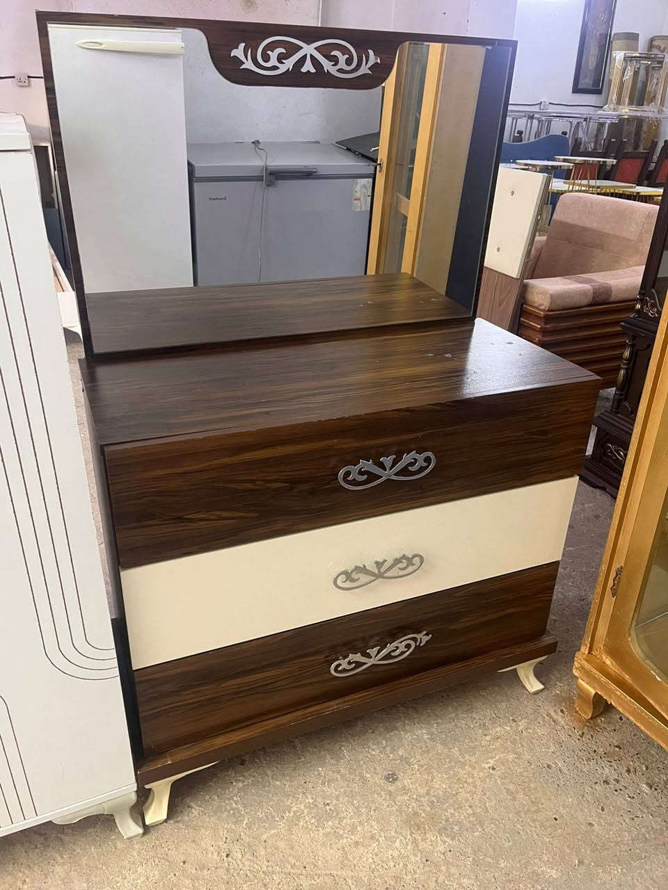 معرض سنان العاني) لبيع  اثاث منزلي  مستخدم وجديد
وتبديل 
(***********يوجد توصيل 
)(***********)/اومرسلتنا على الواتساب العنوان سليمانيه /كاني كورده قرب من ماركيت  شوگ
