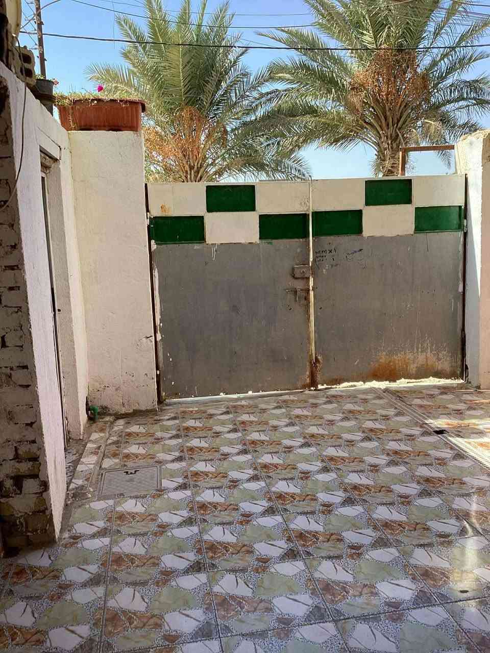 السلام عليكم
#بيت-للبيع
بيت ركن ع الشارع تبليط مساحه 160م طابقين غرفتين وهول واستقبال ومطبخ وصحيات خارجيه وطارمه كبيره خدمات كامله ماء بالباب وطني خطين انترنيت ضوئي بالباب مولده قريبه
طابو صرف تحويل مباشر 
العنوان حله ابو غرق خلف المحكمه مقابل مدرسة ام البنين تفاصيل اكثر خاص او الاتصال على الارقام التاليه
‏‪***********
