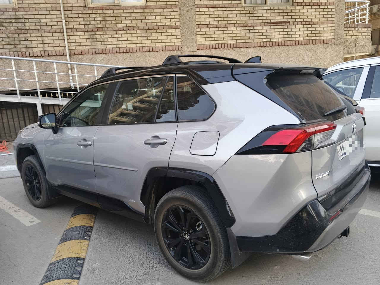 للبيع تويوتا رافور هايبرد 2023
TOYOTA RAV4 XSE Hybrid 
✅️ موديل 2023
✅ وارد أمريكي
✅ صبغ دعاميات فقط بدون ايربكات ويوجد بارد 
✅ أعلى فئة XSE  الرافور مواصفات 1/1
✅️ ماشية في امريكا 29000 ميل حاليا43000 ميل
المواصفات
▪️السيارة تو كلر سقف اسود  بانوراما
▪️ محرك 4 سلندر سعة 2.5 لتر هايبرد 
▪️بقوة إجمالية 219 حصان.
▪️ نظام دفع رباعي إلكتروني AWD.
▪️ ناقل حركة أوتوماتيكي E-CVT.
▪️ صرفية وقود حوالي 17 كم/لتر.
▪️ جنوط رياضية قياس 18 إنج لون أسود.
▪️ إضاءة LED أمامية وخلفية كاملة.
▪️ مصابيح نهارية LED.
▪️ مقاعد جلد SofTex رياضية بخياطة زرقاء مميزة.
▪️ مقاعد أمامية مدفأة.
▪️ مقعد السائق كهربائي 
▪️خاصية الميمري لحفظ الوضعية.
▪️ دخول ذكي لجميع الأبواب.
▪️ شاشة وسطية  لمس.
▪️ دعم Apple CarPlay وAndroid Auto.
▪️ شاحن لاسلكي للهاتف.
▪️ عدادات رقمية حديثة.
▪️ كاميرا خلفية عالية الدقة.
▪️ باب خلفي كهربائي.
▪️ مثبت سرعة راداري ذكي.
▪️ نظام المحافظة على المسار.
▪️ نظام التحذير من التصادم الأمامي مع الكبح التلقائي.
▪️ مراقبة النقطة العمياء.
▪️ تنبيه حركة المرور الخلفية.
▪️ حساسات أمامية وخلفية للمساعدة على الاصطفاف.
▪️ وسائد هوائية متعددة وأنظمة أمان متطورة.

السيارة مكانها الدورة شارع ستين 
السعر 265

للتواصل *********** يوجد وات ساب @
