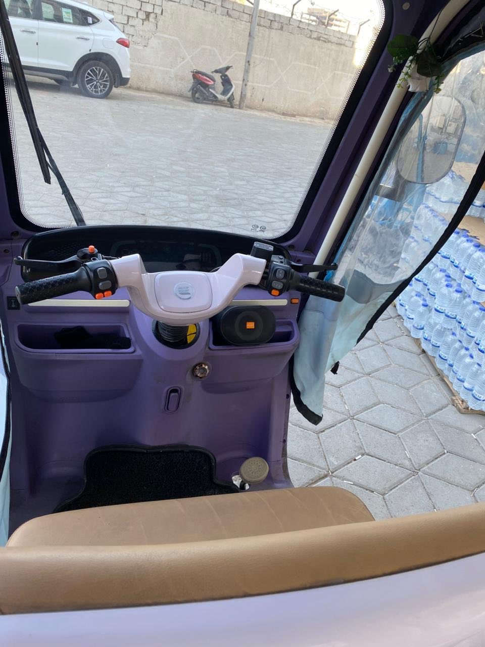 السلام عليكم تكتك شحن للبيع  فول مواصفات شاشه لمس +بلوتوث وراديو+كامره خلفيه + حساسات خلفيه+ اوتو بارك+سايد بريك+ مدخل شحن هاتف+ نضام RوD+بريك امامي خلفي +٥ بطاريات كبير مسطره

كشنات جلد 
تاخذ ٣ نفرات
بيها كير مرتفعات
السقف فايبر كلاس
بيها كم شخطه بسيطه من الخارج 
صار ٥ اشهر من نزلتها من الشركه

دراجه خير من الله تمشي بل شحنه الوحده ٤٠كيلو حقيقي 
السعر مليون و٨٥٠ وبيها مجال
للتواصل ***********
