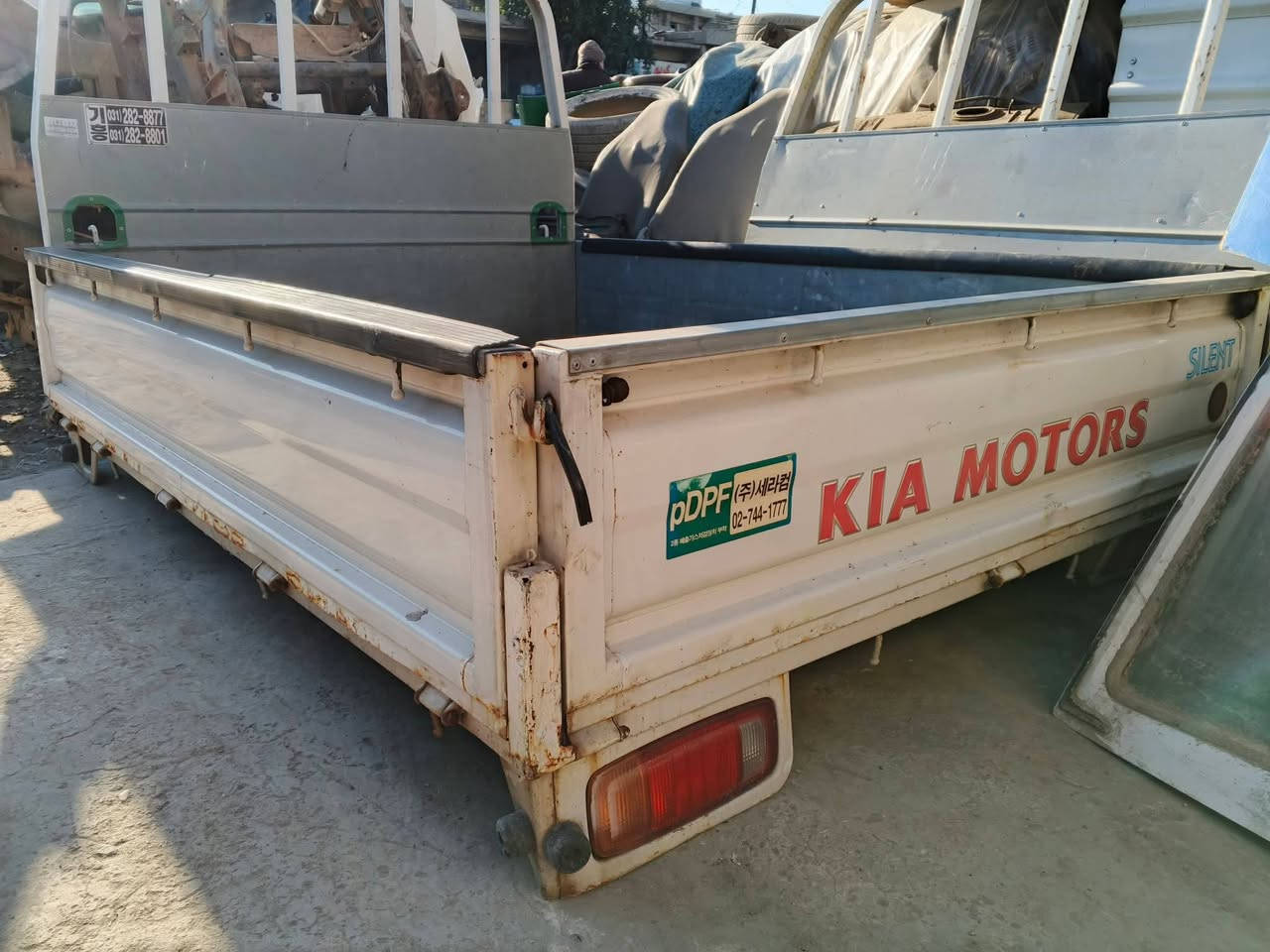 السلام عليكم 
للبيع 
قمارة وبدي دبل ام عيون 2004
 ام الحاكية داخل جلد🦚
العنوان بغداد كسرة وعطش ✔️
الشراي يتصل *********** 📲
ملاحظة : لايوجد محركات ☺️
